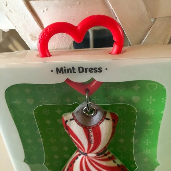 HIPFITS SET OF 2 BACKPACK HANGER/KEYCHAIN "MINT DRESS" PERFECT STOCKING STUFFER - Picture 4 of 5